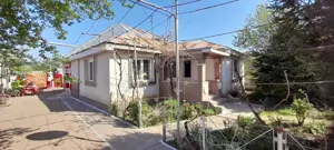 Casă cu 6 camere și 600 mp teren în comuna Ivești