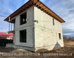 Casă la roșu cu etaj are 7 camere și 500mp teren