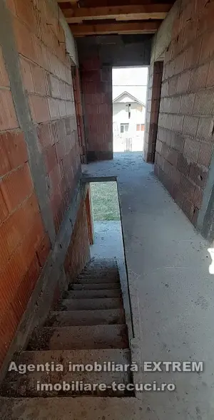 Casa cu 4 camere la rosu si 1000 mp teren, în com Drăgănești - imagine 9