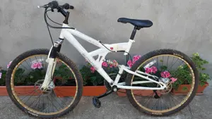 Vind bicicleta pentru fete cu roti de 26 inch 