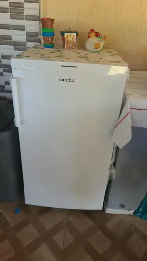 Congelator Arctic cu 3 sertare si un compartiment cu usita