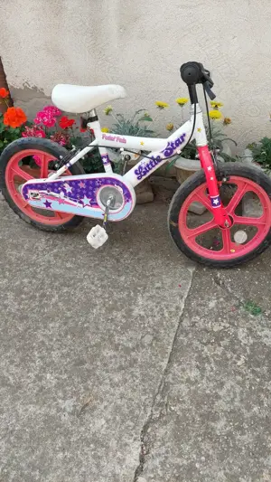 Vind bicicleta pentru fete cu roti de 16 inch 
