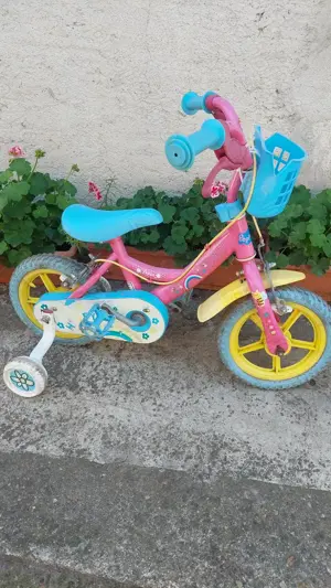 Vind bicicleta pentru fete cu roti de 12 inch 