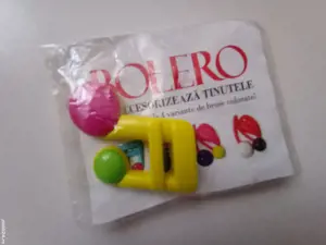 Accesoriu de prins pe haină, in forma de notă muzicală 