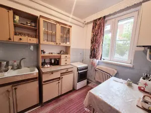  De vânzare   Apartament cu 3 camere, parter, 2 boxe   Bulevardul Traian, Piatra-Neamț