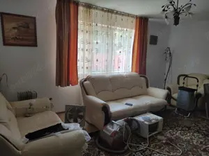 Vad casă cu etaj cartier 1 mai strada trotuș vizavid de școala numărul 9