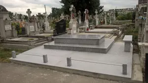 Loc de veci proprietate si cavou Cimitir Eternitatea, Roman, Neamt