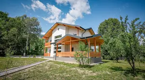 Vând 2 case de vacanță pe malul Lacului Paltinu - imagine 2