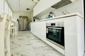 Apartament 3 camere | curte de 143 mp amenajată cu foișor | Dumbravita - imagine 3