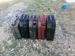 Canistre metal benzina Motorina produse petroliere omologate folosite in armata. aduse din germania - imagine 3