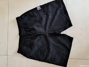 Pantaloni scurți negri!