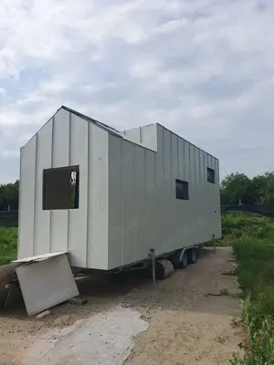 Căsuța modulară pe roți Tiny House la rosu