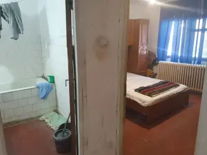 Vanzare-4 camere-p din 4-Militari-V Lunga-decomandat-3 gr sanitare-bl 81-liber-de renovat-130000E - imagine 2 Vanzare-4 camere-p din 4-Militari-V Lunga-decomandat-3 gr sanitare-bl 81-liber-de renovat-130000E - imagine 2