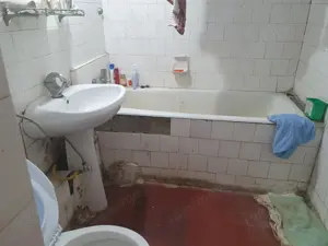 Vanzare-4 camere-p din 4-Militari-V Lunga-decomandat-3 gr sanitare-bl 81-liber-de renovat-130000E - imagine 10 Vanzare-4 camere-p din 4-Militari-V Lunga-decomandat-3 gr sanitare-bl 81-liber-de renovat-130000E - imagine 10