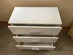 Vând comoda albă în stare bună 