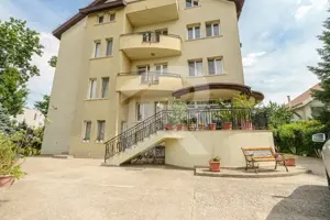 Casa cu teren de 3000 mp - ponton la lac - piscina si casa de oaspeti - imagine 3