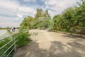 Casa cu teren de 3000 mp - ponton la lac - piscina si casa de oaspeti - imagine 10