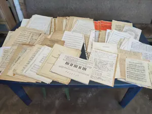 Cateva sute de foi cu partituri cu text, diferite subiecte, religioase sau laice, straine, romanesti