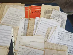 Cateva sute de foi cu partituri cu text, diferite subiecte, religioase sau laice, straine, romanesti - imagine 2