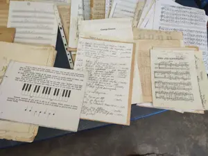Cateva sute de foi cu partituri cu text, diferite subiecte, religioase sau laice, straine, romanesti - imagine 3
