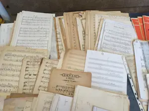 Cateva sute de foi cu partituri cu text, diferite subiecte, religioase sau laice, straine, romanesti - imagine 4
