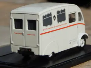 Macheta Commer Q25 ambulanta epoca englezeasca  sc 1:76 Oxford vitrina - imagine 2