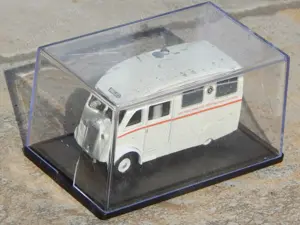 Macheta Commer Q25 ambulanta epoca englezeasca  sc 1:76 Oxford vitrina - imagine 4