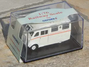 Macheta Commer Q25 ambulanta epoca englezeasca  sc 1:76 Oxford vitrina - imagine 5