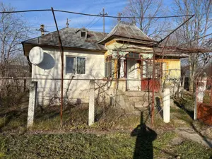 Vând casă și teren Com Suseni. Sat Tutulesti