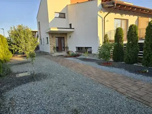 vand casa zona rezidentiala cu garaj, pivnita, pod, terasa si teren