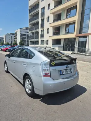 Vând Toyota Prius 2010 Hybrid cu istoric. - imagine 4