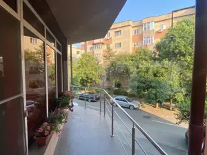 Casa de vanzare, cu 5 camere, 480 mp, zona 1 Mai - imagine 9