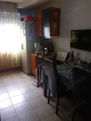 Vând două apartamente legate în Tecuci cu spațiu comercial - imagine 2