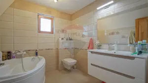 Casă modernă și spațioasă în cartierul Izvor ideală pentru o familie! - imagine 10