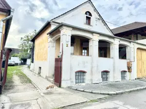 Casa doua corpuri 1000mp teren toate utilitaiile in Lancram