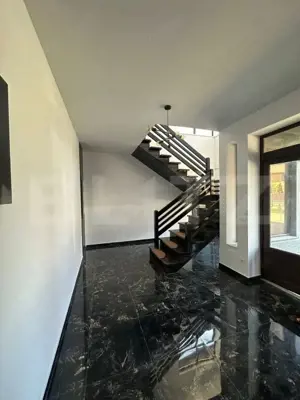 Cladire cu destinatii multiple, 200mp si hala de 200mp, zona Burdujeni