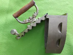 Vechi Fier de calcat cu carbuni - Vintage 1