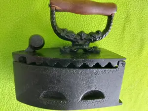 Vechi Fier de calcat cu carbuni - Vintage 3