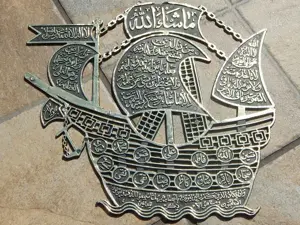 Decoratiune stil corabie nava orientala arabeasca din plastic uzata