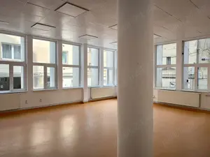 Spațiu amenajat, acces auto, transport în comun, Avram Iancu.