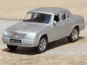 Macheta GAZ Volga 31105 2004 argintie sc 1:60 cu cutie