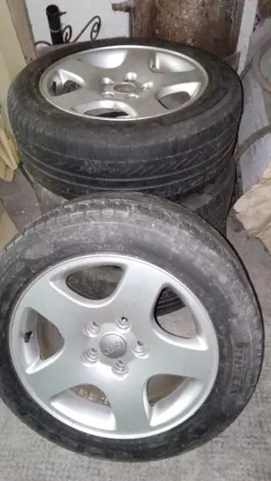 Vand jenti din Al cu cauciucuri de iarna folosite Audi de 16 inci la 1.000 lei