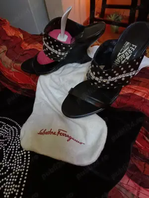 Vând încălțăminte, accesorii și haine 