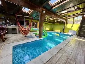 Casă de inchiriat, cu 4 dormitoare cu piscină, grătar, iaz și zonă de relaxare