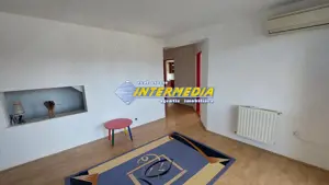 Apartament cu 3 camere de inchiriat la casa zona Cetate.