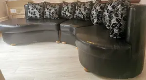 Colțar deosebit piele ecologica cu 2 sateliți, masca cu chiuveta baie și oglindă