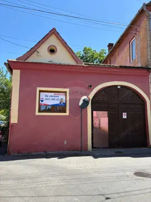 Casă cu 2 camere de vânzare în zona centrala - imagine 1 Casă cu 2 camere de vânzare în zona centrala - imagine 1