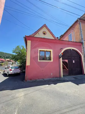 Casă cu 2 camere de vânzare în zona centrala
