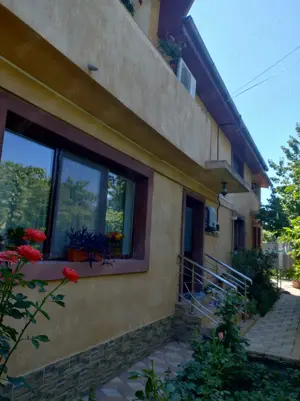 Casa deosebita cu etaj, 4 dormitoare, curte, garaj, beci, utilitati - imagine 2