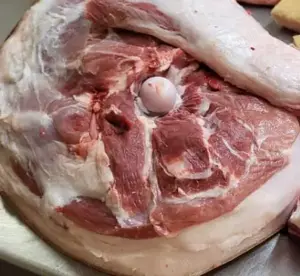 Carcasă de porc Bazna curățit și  tranșat !